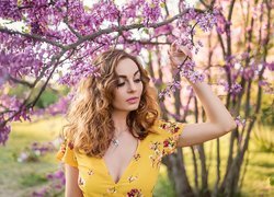 Dziewczyna pod kwitnącym drzewem