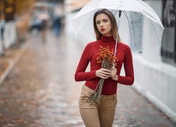 Dziewczyna pod parasolką