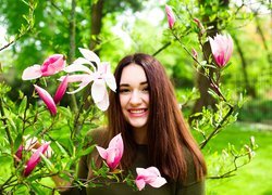 Dziewczyna przy kwitnących magnoliach