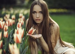 Dziewczyna przy tulipanach