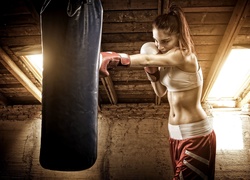 Dziewczyna trenuje boks na poddaszu