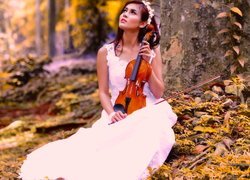 Dziewczyna w białej sukni ze skrzypcami