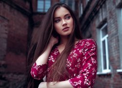 Dziewczyna w bordowej sukience