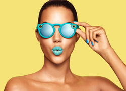 Dziewczyna w inteligentnych okularach Snapchat Spectacles