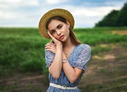 Dziewczyna w kapeluszu na polu