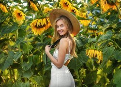 Dziewczyna w kapeluszu wśród słoneczników
