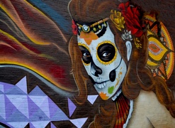 Dziewczyna w makijażu na Halloween w graffiti