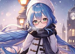 Dziewczyna w okularach i płaszczu na tle miasta w anime