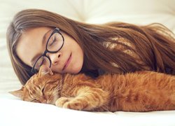 Dziewczyna w okularach i rudy kot
