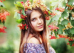 Dziewczyna w wianku z owocowych gałązek
