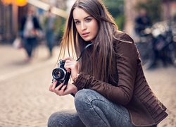 Dziewczyna z aparatem fotograficznym w dłoniach