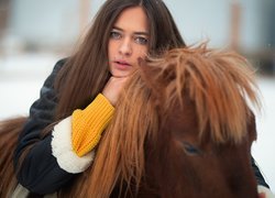 Dziewczyna z brązowym koniem