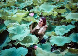 Dziewczyna z kwiatem lotosu