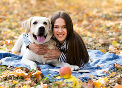 Długowłosa, Kobieta, Biały, Pies, Labrador retriever, Jabłko, Liście