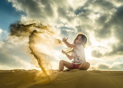 Dziewczynka bawiąca się piaskiem