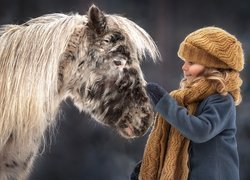 Dziewczynka, Czapka, Szalik, Koń, Kuc szetlandzki