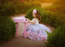 Dziewczynka grająca na fortepianie