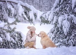 Dziewczynka, Pies, Golden retriever, Zima, Ośnieżone, Drzewa