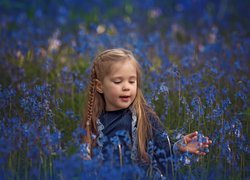 Dziewczynka na kwiatowej łące