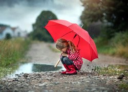 Dziewczynka pod czerwonym parasolem