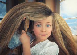 Dziewczynka rozczesująca długie bujne włosy