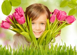 Dziewczynka spogląda zza bukietu tulipanów