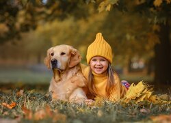 Dziewczyna, Czapka, Pies, Golden retriever, Łąka