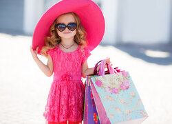 Dziewczynka w różowej sukience i kapeluszu