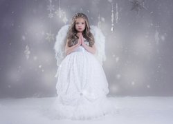 Dziewczynka w stroju aniołka