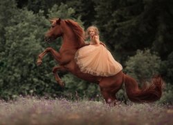 Dziewczynka w tiulowej sukience na koniu