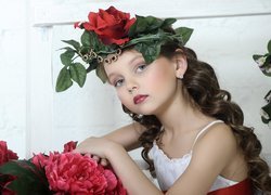 Dziewczynka w wianku z czerwoną różą