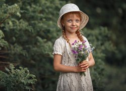 Dziewczynka z bukiecikiem polnych kwiatów