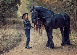 Dziewczynka z czarnym koniem