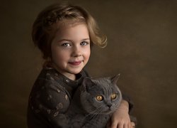 Dziewczynka z kotem brytyjskim
