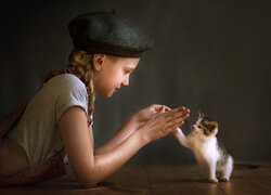 Dziewczynka z maleńkim kotkiem