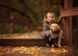 Dziewczynka z psem rasy golden retriever