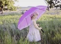 Dziewczynka z różową parasolką
