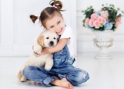 Dziewczynka ze szczeniakiem golden retrievera