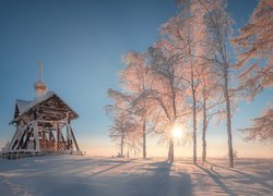 Zima, Drzewa, Promienie słońca, Drewniana, Dzwonnica, Biała Góra, Kraj Permski, Rosja