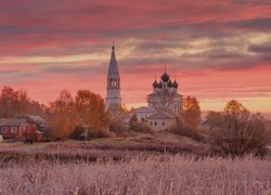 Jesień, Drzewa, Cerkiew, Dzwonnica, Domy, Wieś Osenevo, Obwód jarosławski, Rosja