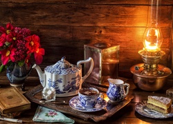 Ekskluzywna kompozycja w stylu retro z lampą naftową i ceramiczną zastawą do herbaty