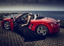 Elegancka kobieta w czerwonym Porsche