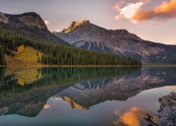 Kanada, Kolumbia Brytyjska, Park Narodowy Yoho, Jezioro Emerald Lake, Góry, Świerki, Odbicie