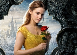 Emma Watson z różą jako Bella z filmu Piękna i Bestia