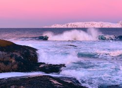 Fala na brzegu morza Barentsa