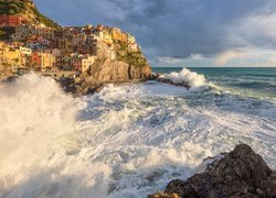 Włochy, Gmina Riomaggiore, Miejscowość Manarola, Morze Liguryjskie, Fale, Cinque Terre, Kolorowe, Domy, Zatoka, Skały, Chmury