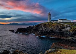 Irlandia, Wybrzeże, Skały, Latarnia morska, Fanad Head Lighthouse, Morze, Chmury, Poranek