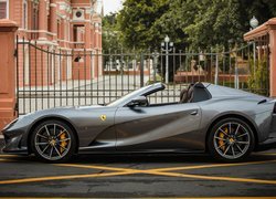 Ferrari 812 GTS przed ogrodzeniem