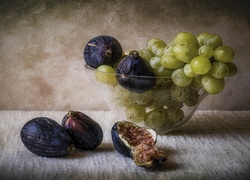 Figi i zielone winogrona w szklanej misie