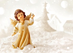 Figurka aniołka w zimowej scenerii